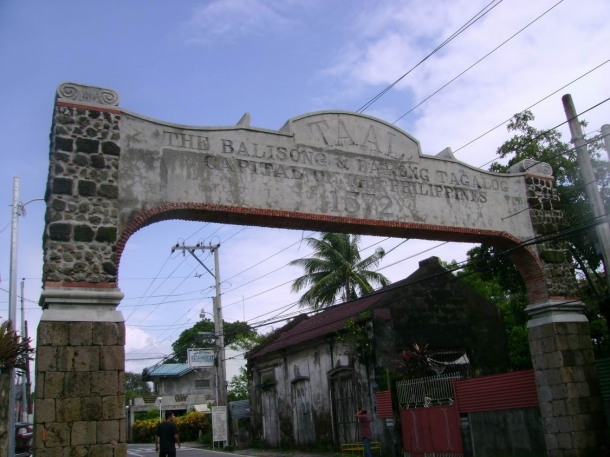 This arch is a disappointment. The carved text should've been written either in Spanish or Tagalog to preserve the town's historicity.